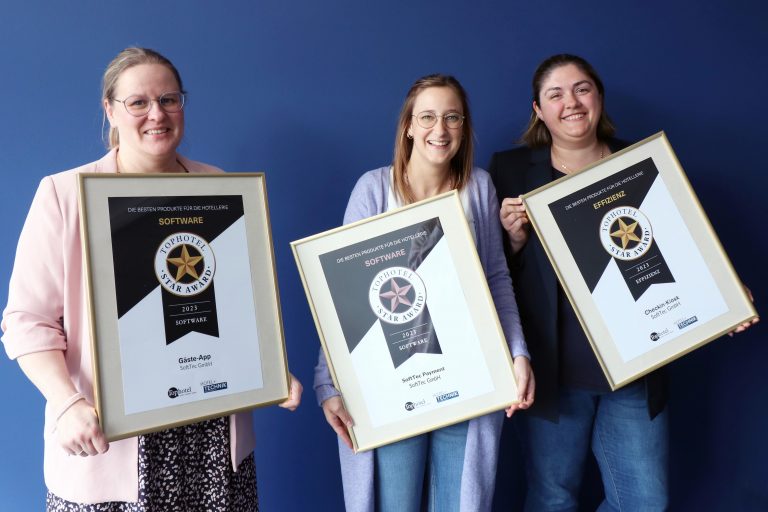 Drei SoftTec Mitarbeiterinnen mit den gewonnen TopHotel Star Award Auszeichnungen 2023