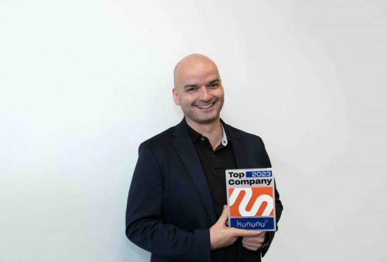 Oliver Anschütz, Geschäftsführer der SoftTec GmbH mit der kununu TopCompany 2023 Auszeichnung