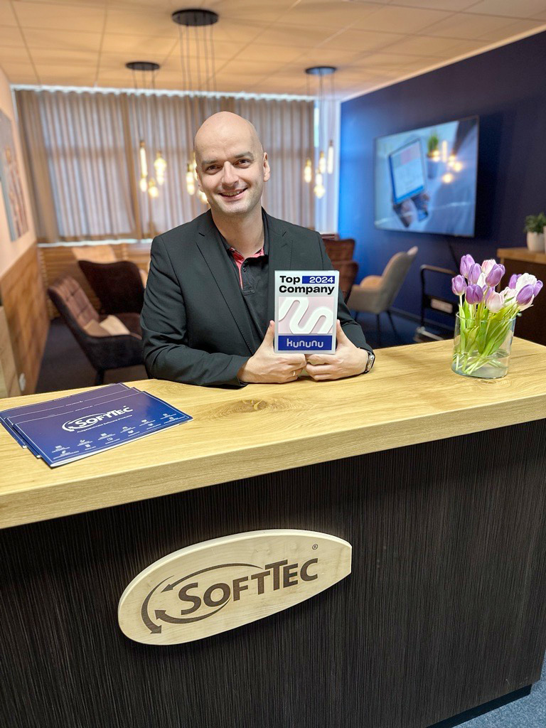 Oliver Anschütz, Geschäftsführer der SoftTec GmbH, mit der Kununu Top Company 2024 Auszeichnung