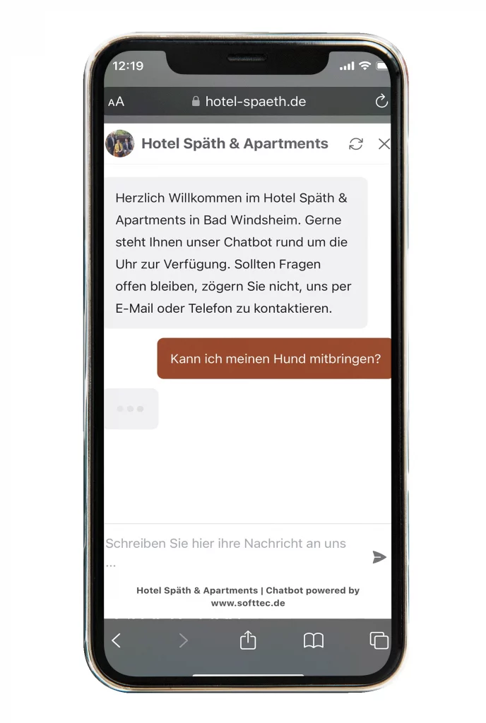Smartphone, auf dem der SoftTec Chatbot des Hotel Späth & Apartments zu sehen ist: Es wird die Frage gestellt, ob man seinen Hund mitbringen kann