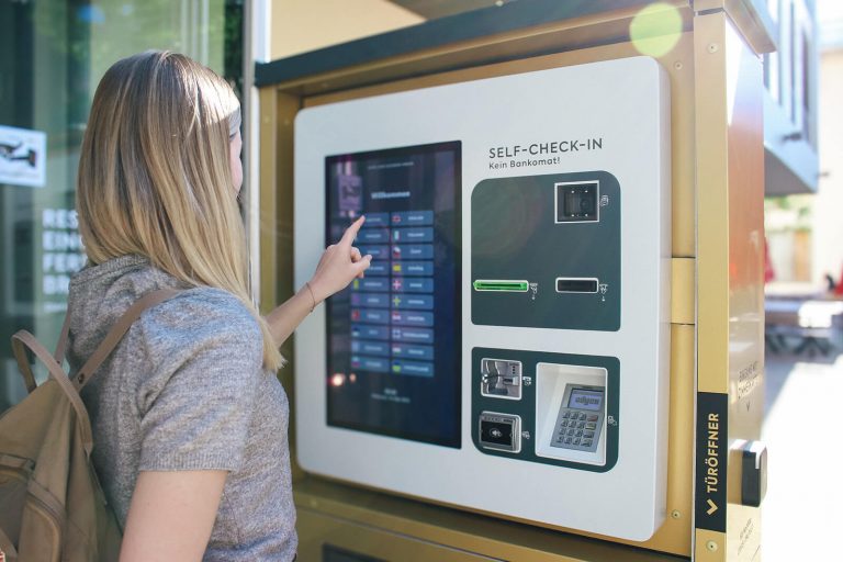 Mit dem SoftTec Checkin-Kiosk können Gäste personallos und unabhängig von Öffnungszeiten einchecken und anreisen.