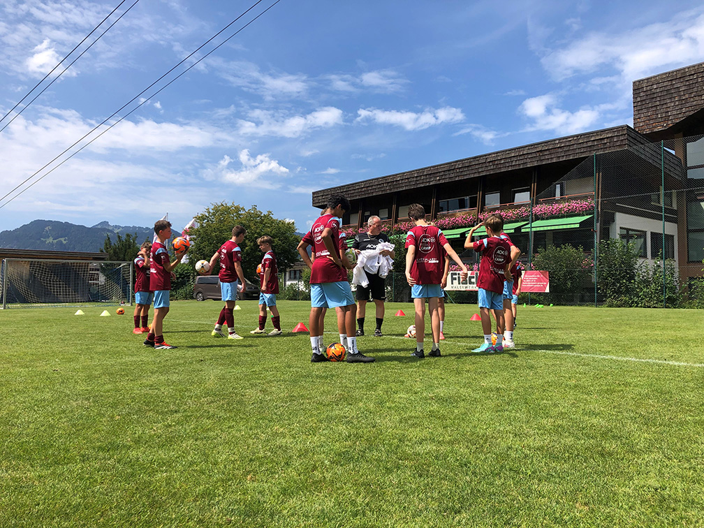 Eine Gruppe Jugendlicher beim Training im Fußballcamp des FC Oberstdorf.