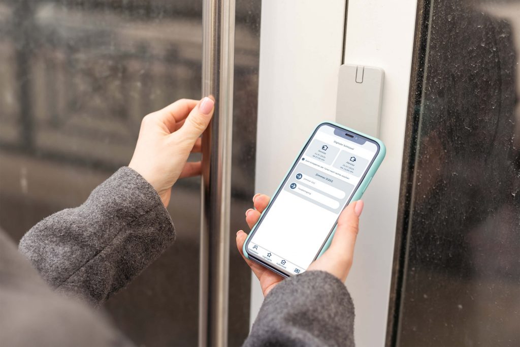Mit der digitalen Türöffnung öffnen Gäste das Hotelzimmer kontaktlos per Smartphone mit dem digitalen Schlüssel des Gäste Accounts.