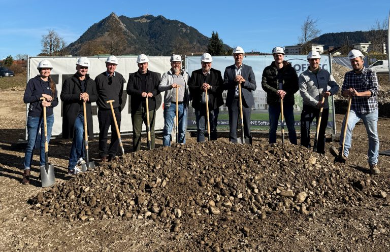 Foto von dem gestellten Spatenstich mit wichtigen Personen
