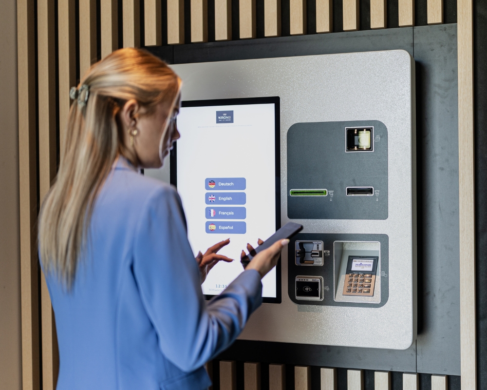 SoftTec Cloud Hotelsoftware in Echtzeit auf dem Bildschirm am Empfang