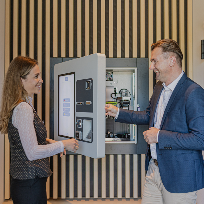 Hotelmitarbeiterin nutzt die SoftTec Cloud Hotelsoftware am Tablet