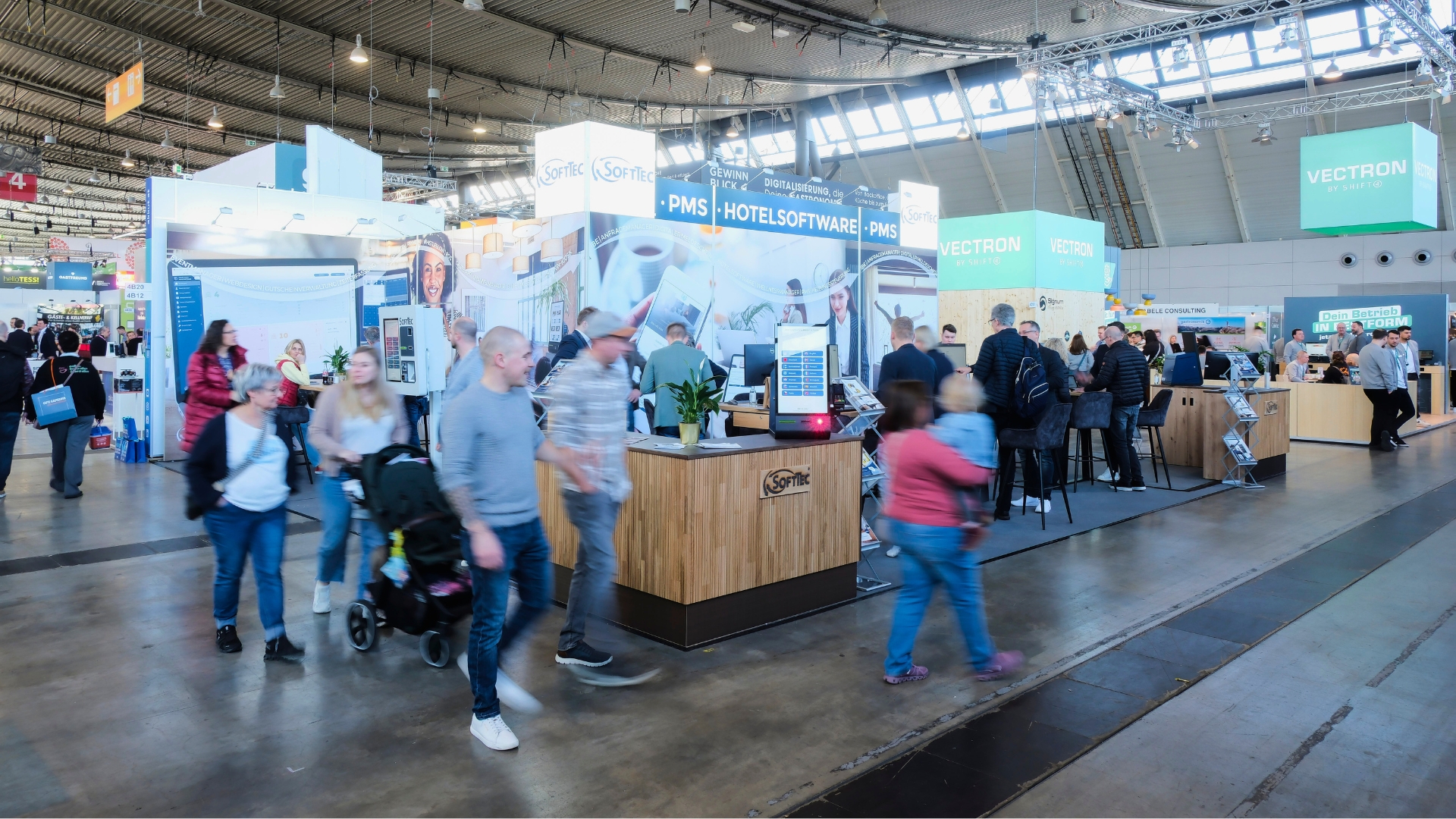 Impression vom SoftTec-Messeauftritt in Stuttgart – Besucher am Messestand
