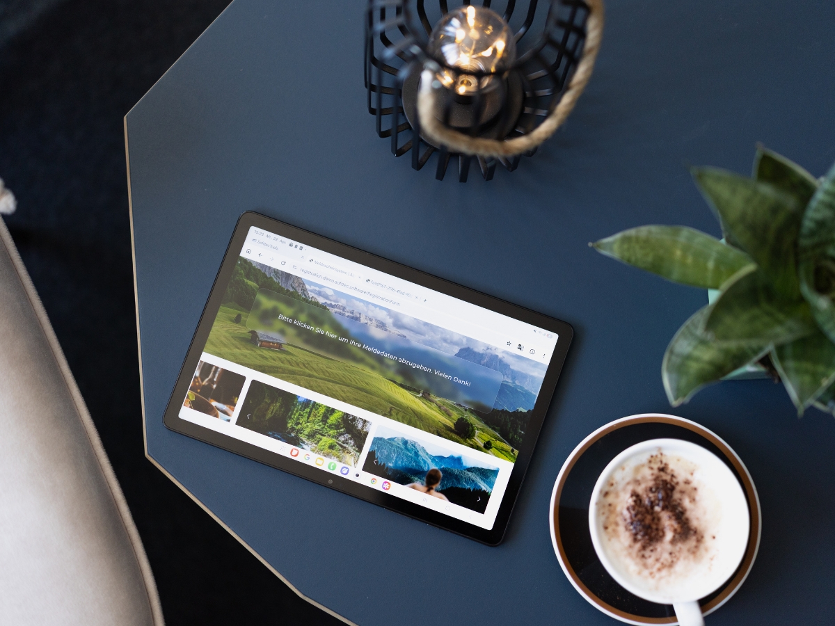 Tablet mit digitalem Meldeschein: Gäste geben ihre Meldedaten selbst ein