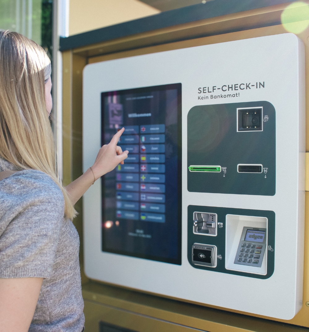 SoftTec Outdoor Checkin-Kiosk in der Frontansicht – wetterfest für den Außenbereich