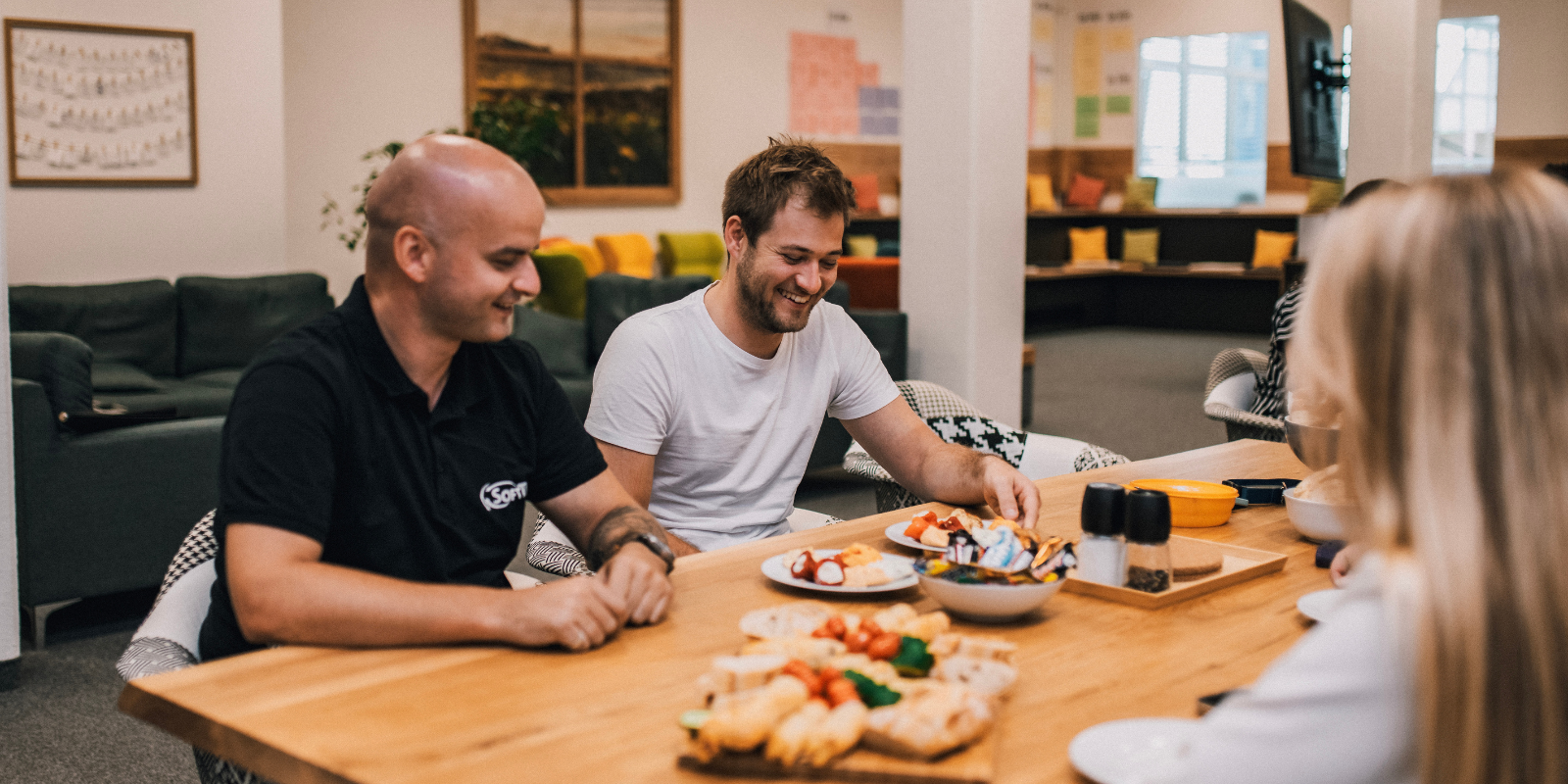 Gemeinsames Essen im Team bei SoftTec