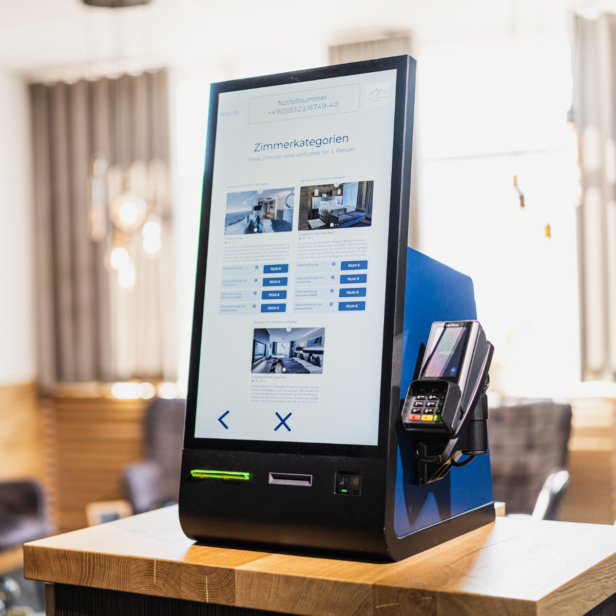 Gast checkt vor der Anreise digital in eine Ferienwohnung ein