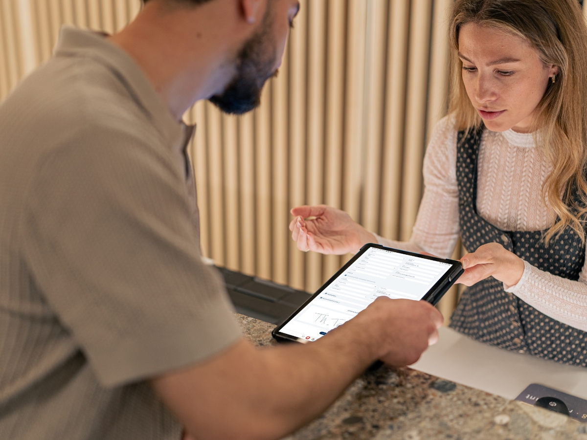 Digitaler Meldeschein der SoftTec Cloud Hotelsoftware auf dem Smartphone
