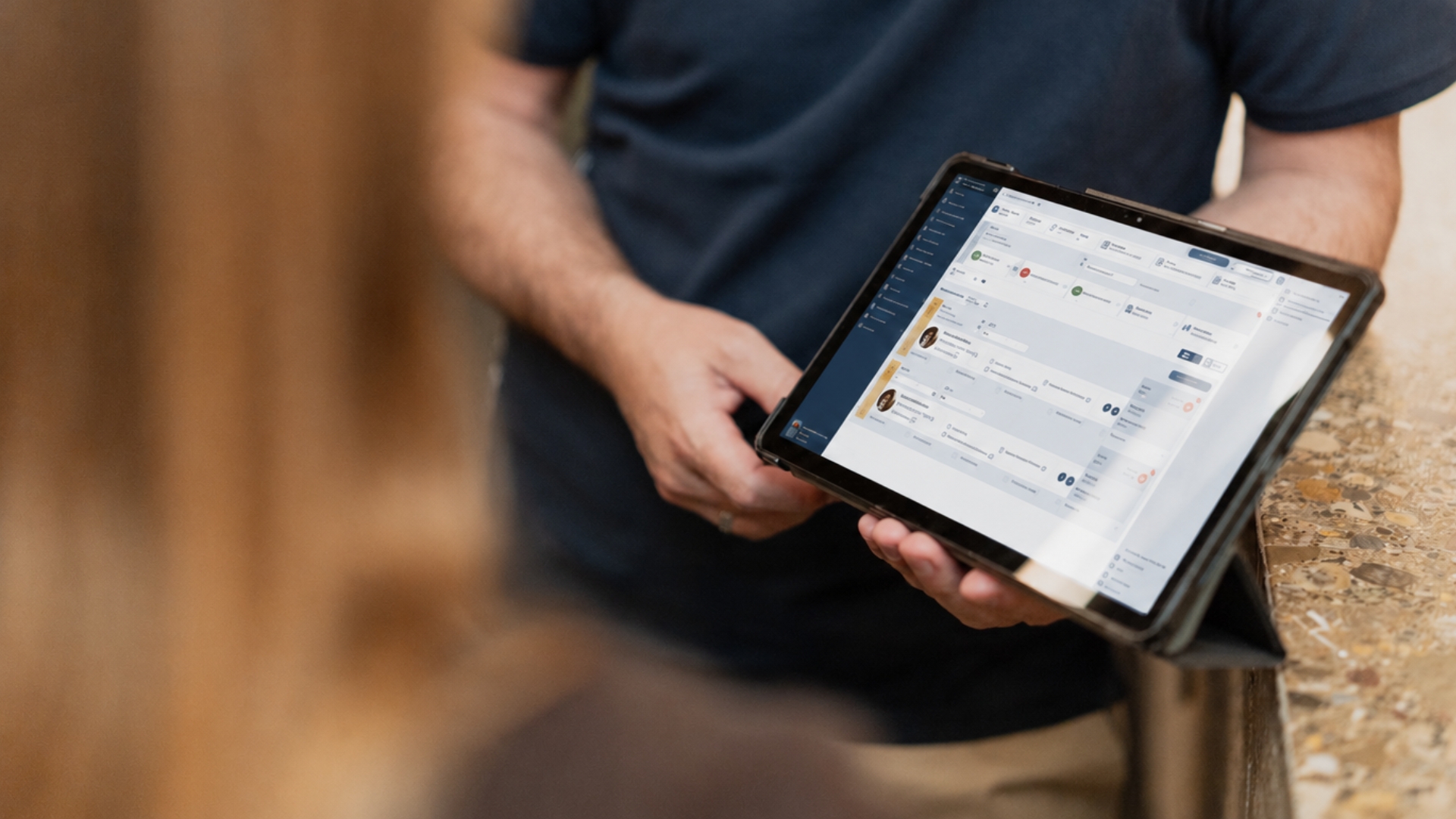 Rezeptionsteam beantwortet Hotelanfragen digital mit dem Angebotsmanager der SoftTec Cloud Hotelsoftware