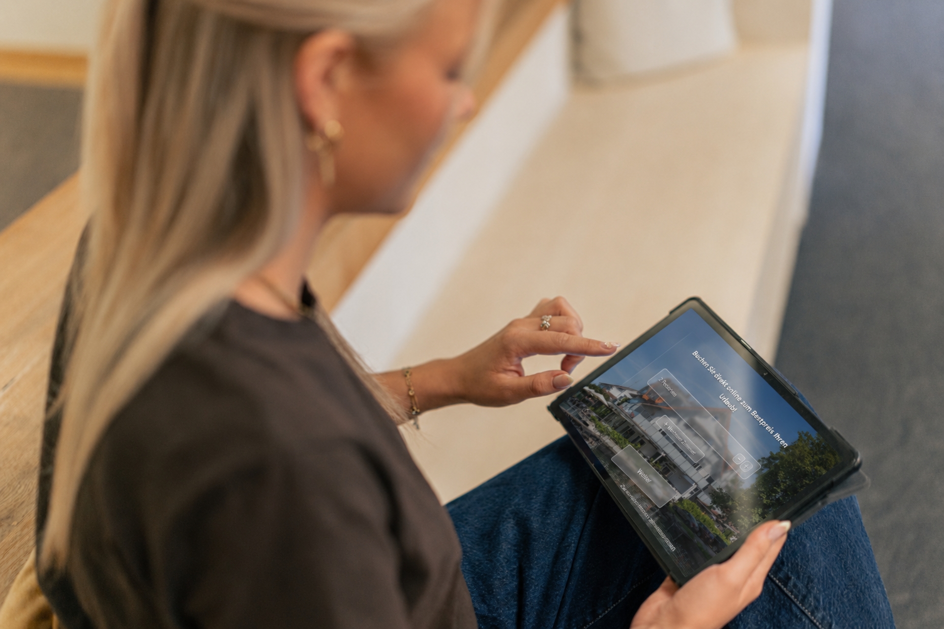 Frau bucht am Laptop über das Online Buchungssystem der SoftTec Cloud Hotelsoftware