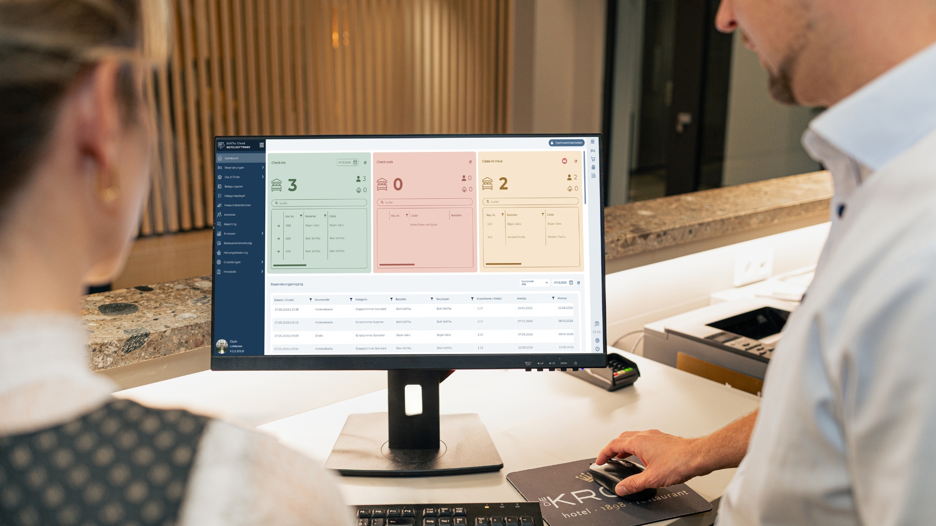 Gastgeberin an der Rezeption arbeitet mit der SoftTec Cloud Hotelsoftware am Tablet