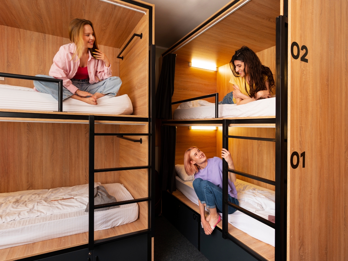 Gemeinschaftsbereich eines Hostels mit jungen Reisenden