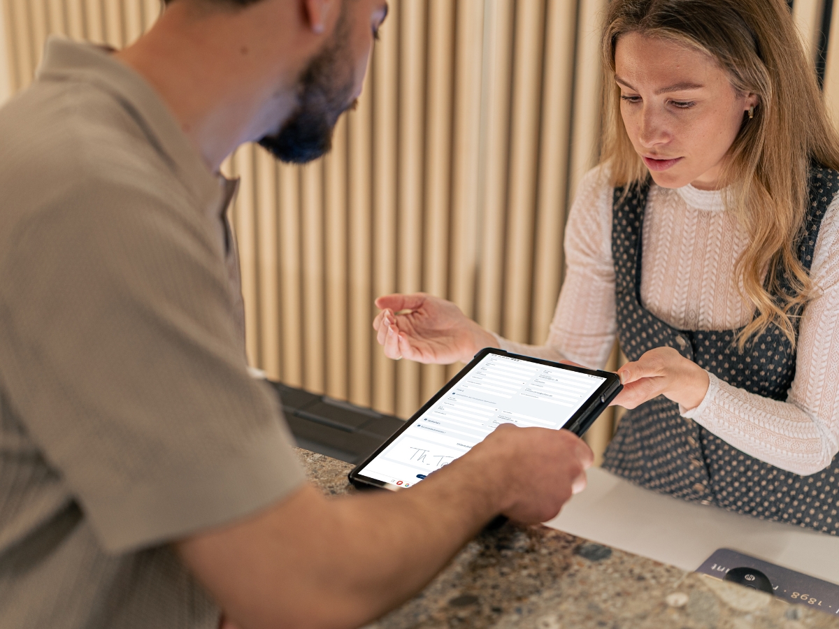 Hotelteam arbeitet an der Rezeption mit der SoftTec Hotelverwaltungssoftware