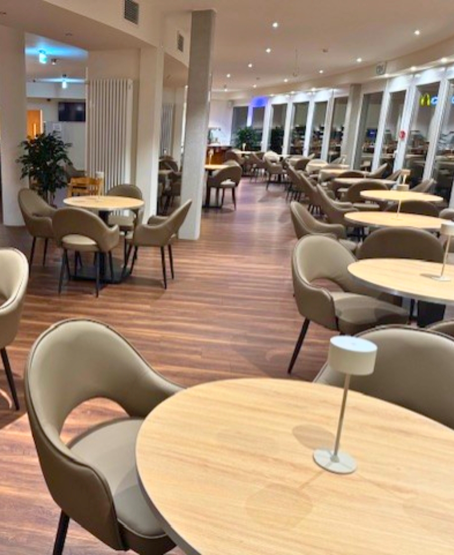 Restaurant und Loungebereich im Highway Hotel Herbolzheim mit runden Tischen und Tischleuchten