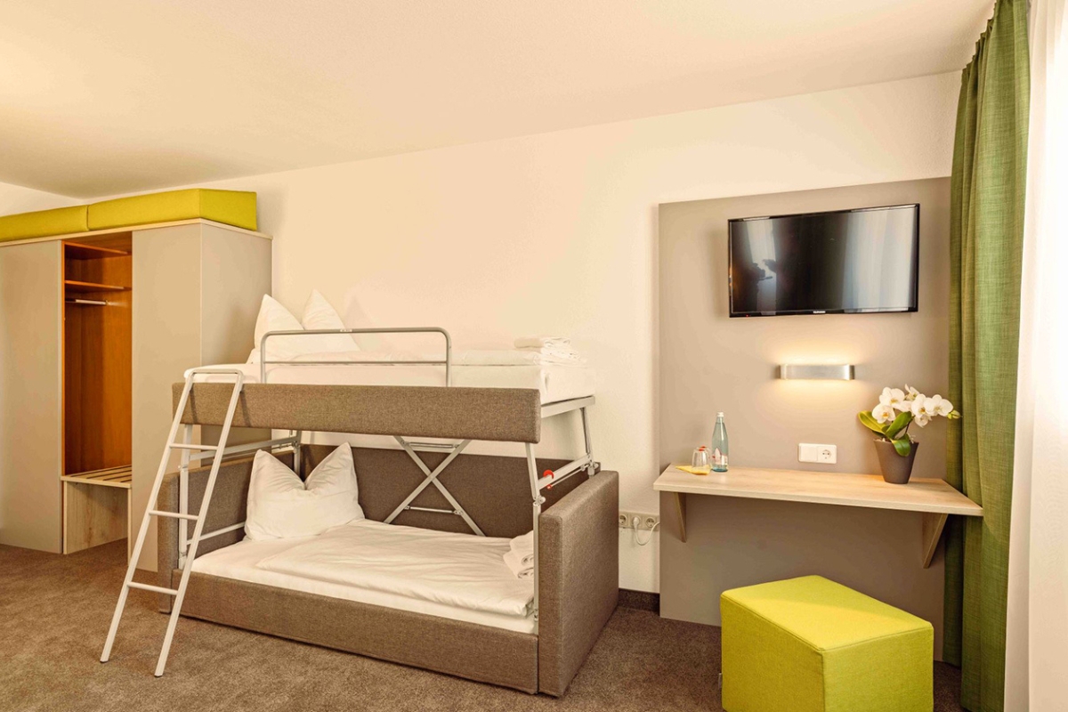 Familienzimmer im Highway Hotel Herbolzheim mit Etagenbett, Schreibtisch und Fernseher