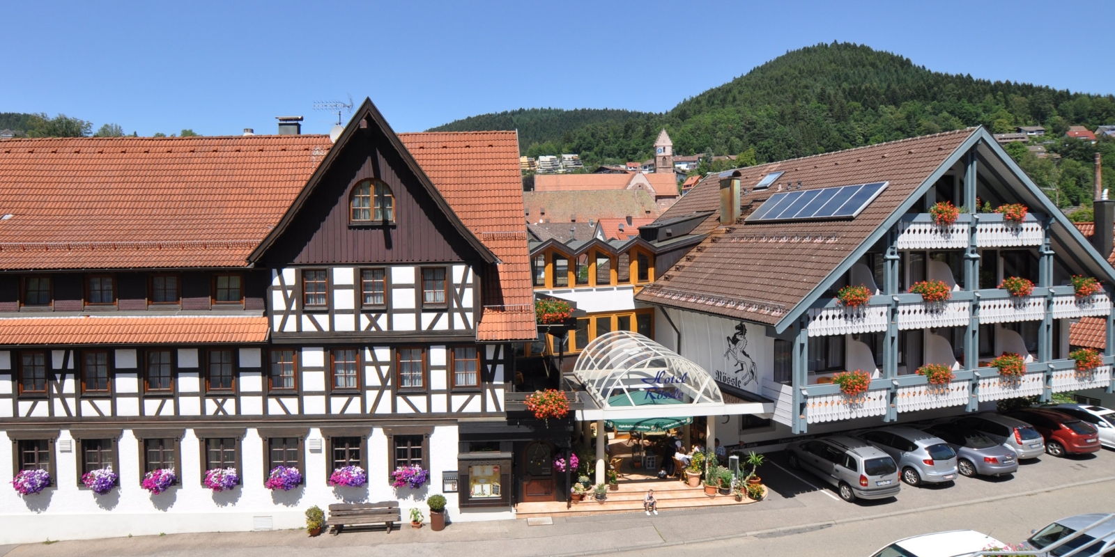 Fachwerk-Außenansicht des Hotel Rössle in Alpirsbach im Schwarzwald