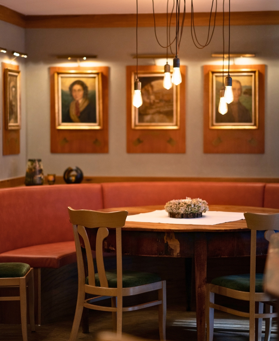 Gemütliche Sitzecke in der Gaststube des Hotels Rössle in Alpirsbach