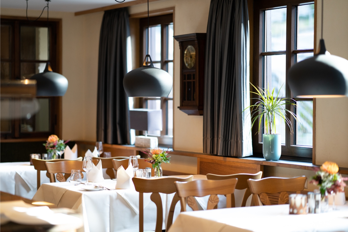 Eingedeckte Tische im Restaurant des Hotels Rössle in Alpirsbach