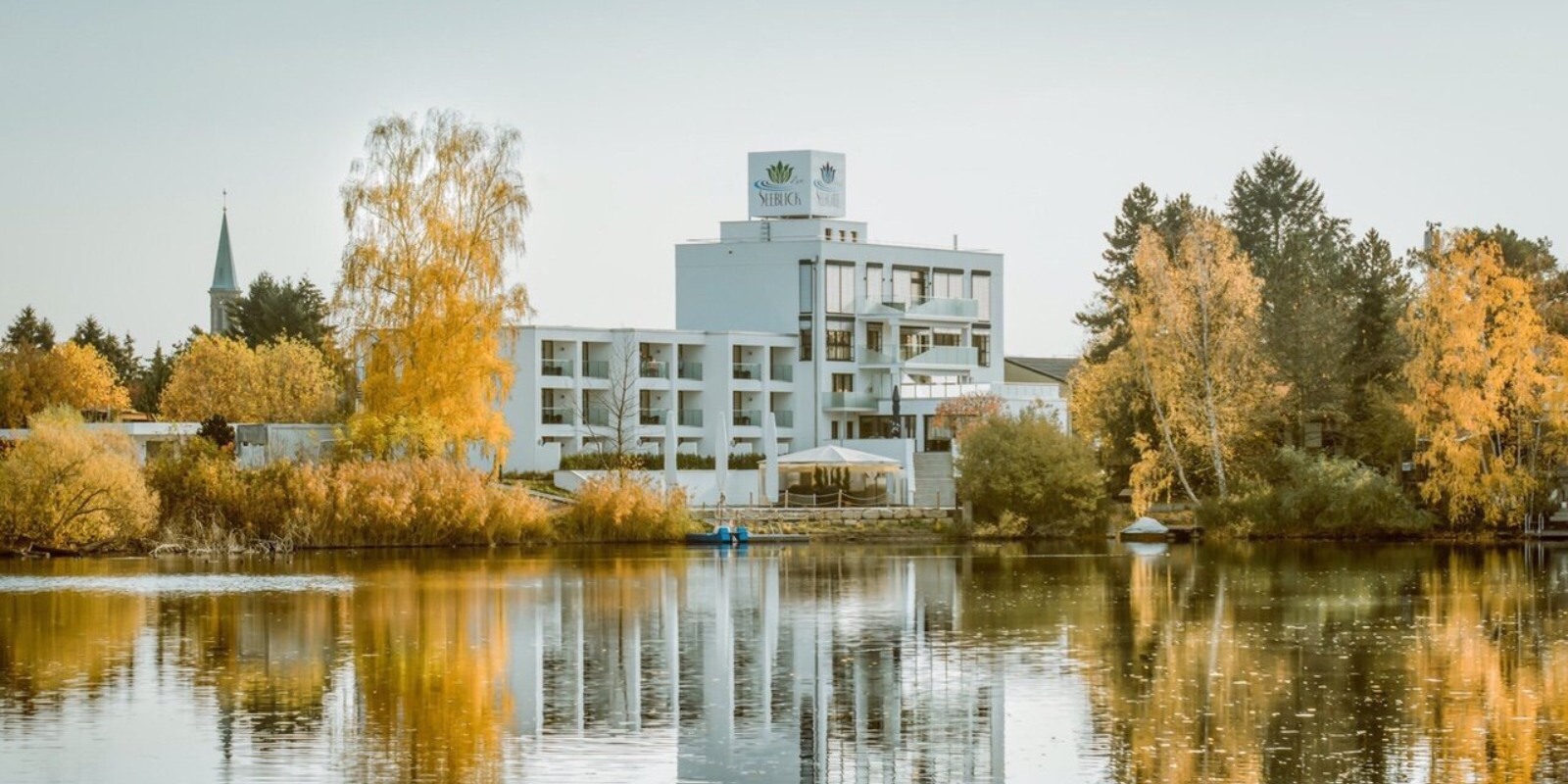 Außenansicht des Seehotels Forst