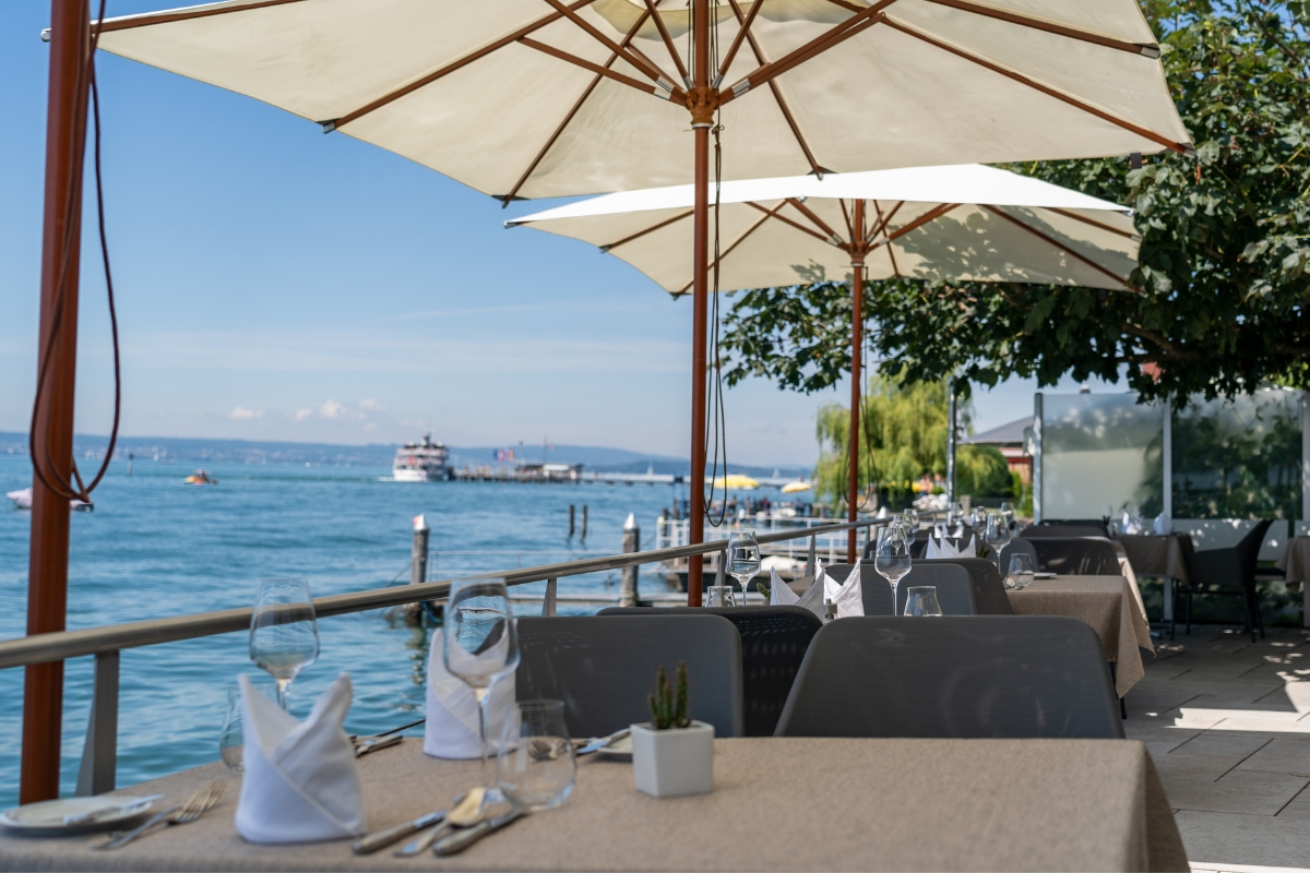 Eingedeckte Tische auf der Seeterrasse der Winzerstube mit Blick auf den Bodensee