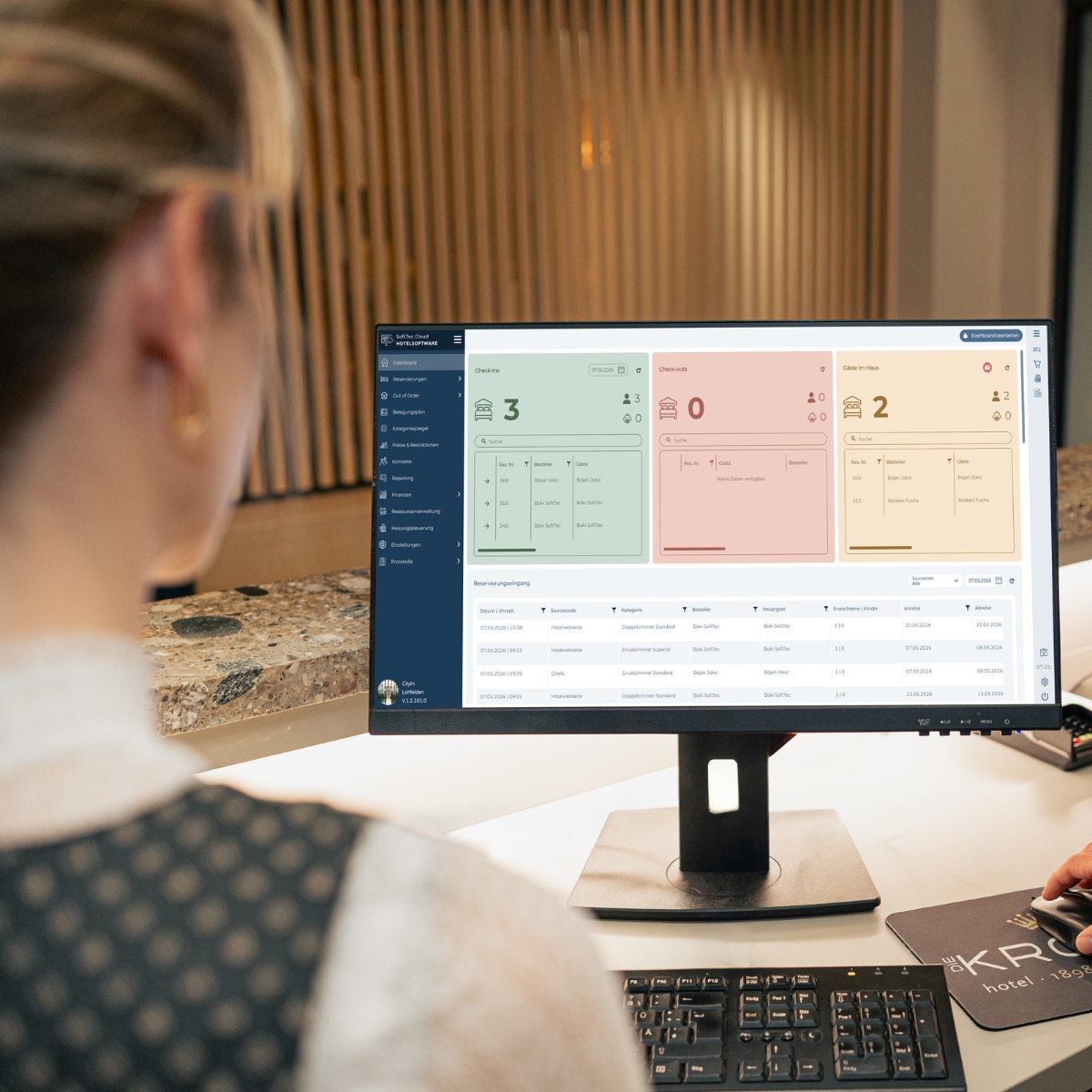 Mitarbeiterin arbeitet im Browser mit dem Dashboard der SoftTec Cloud Hotelsoftware