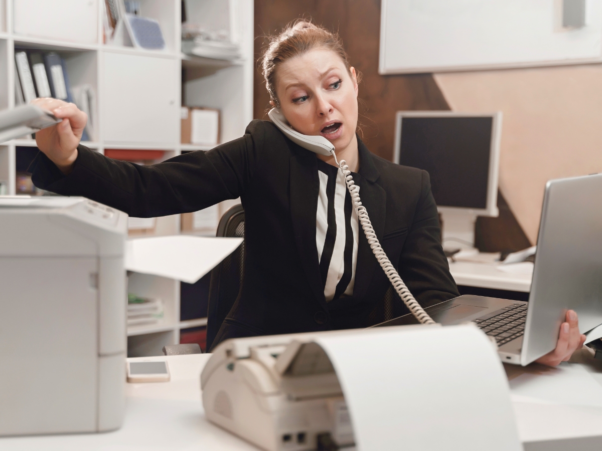 Gastgeberin eines kleinen Hotels arbeitet mit der SoftTec Hotelsoftware