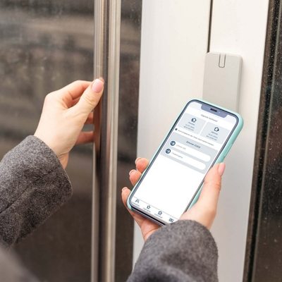 Gast öffnet Hotelzimmertür per Smartphone mit digitaler Türöffnung
