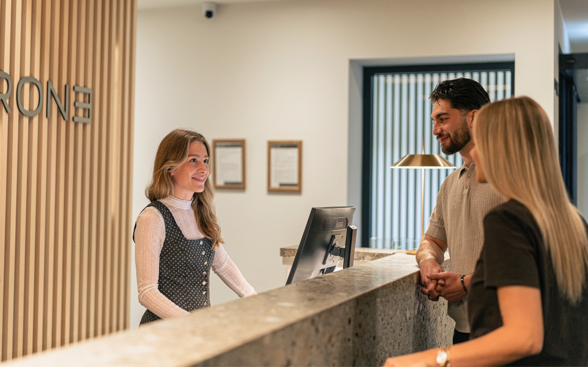 Entspanntes Rezeptionsteam nutzt den Angebotsmanager der SoftTec Cloud Hotelsoftware für automatische Angebote