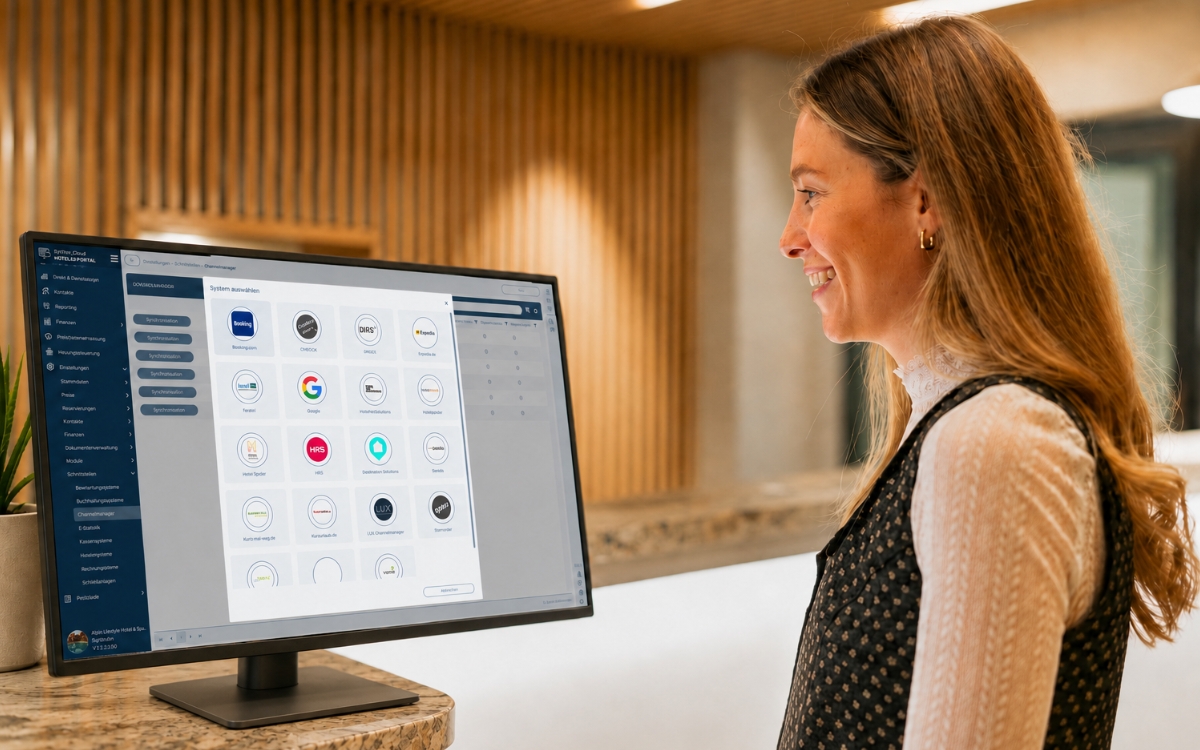Entspannter Hotelier steuert alle Buchungskanäle zentral mit der Hotelsoftware mit Channelmanager