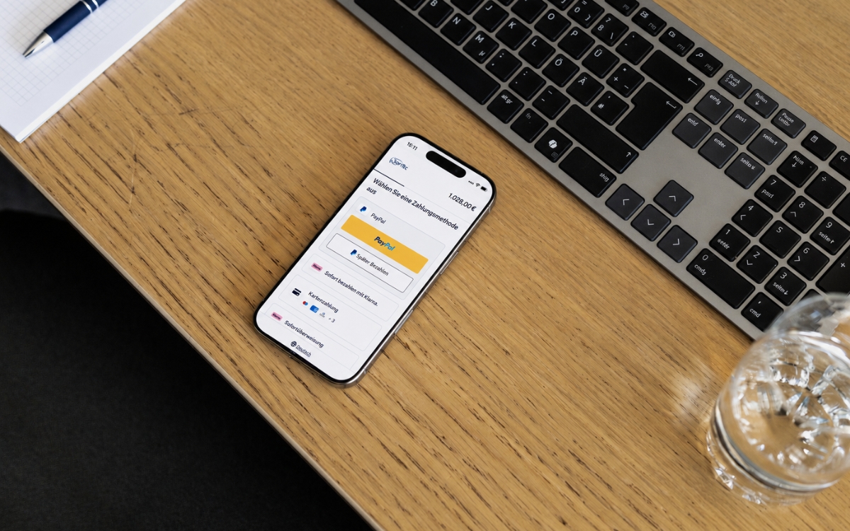 Gast bezahlt online im Voraus per Paylink mit dem Smartphone