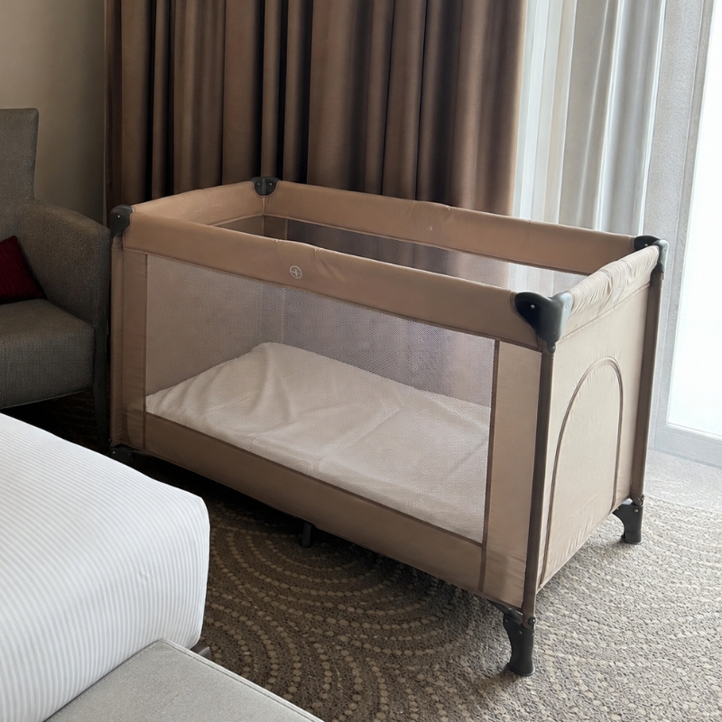 Babybett im Hotelzimmer als buchbare Ressource der SoftTec Ressourcenverwaltung