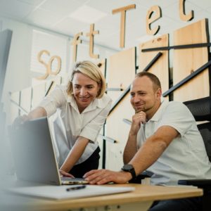 SoftTec Support-Mitarbeiterin berät einen Hotelkunden am Telefon