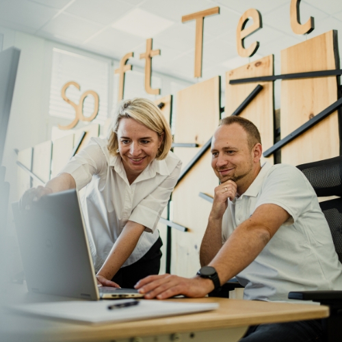 SoftTec Support-Mitarbeiterin berät einen Hotelkunden am Telefon