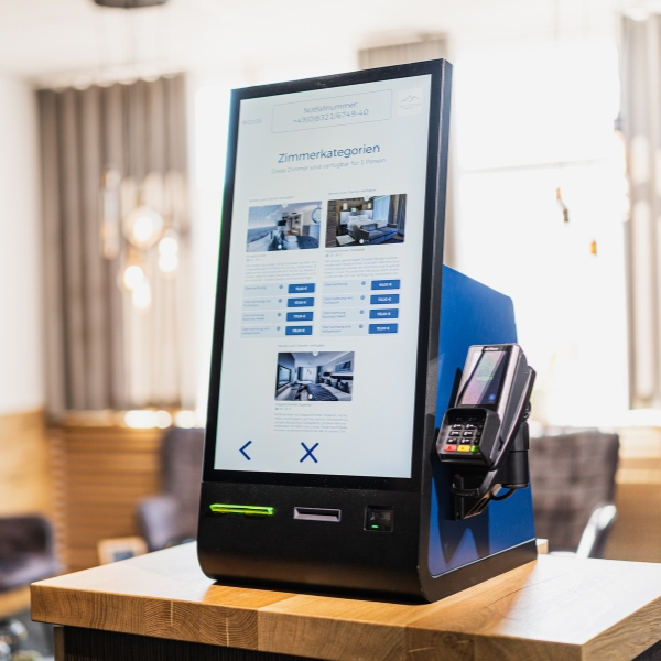 Gast checkt am SoftTec Checkin-Kiosk selbst ein