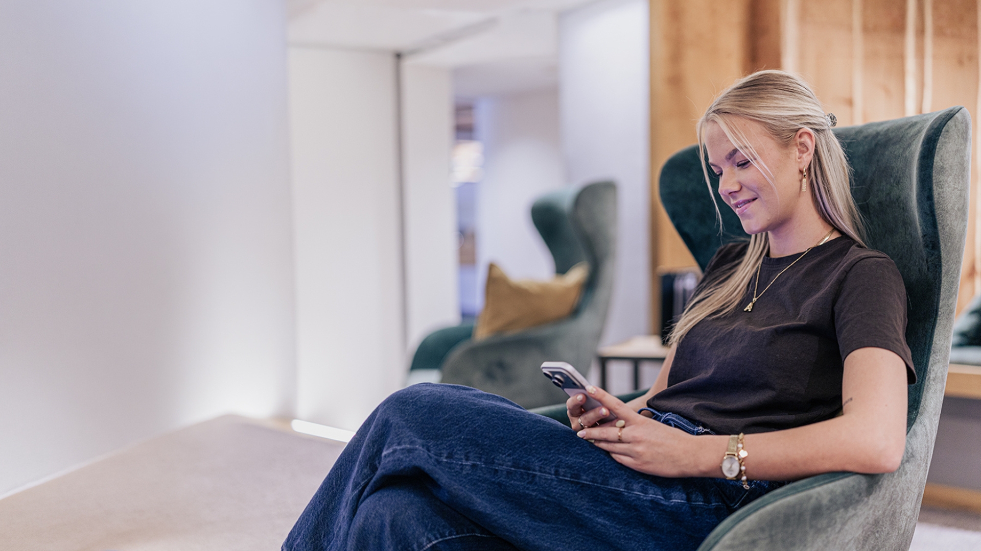 Hotelgast liest eine individuell gestaltete HTML-Mail ihres Hotels auf dem Smartphone