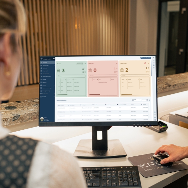 SoftTec Cloud Hotelsoftware in Echtzeit auf dem Bildschirm am Empfang