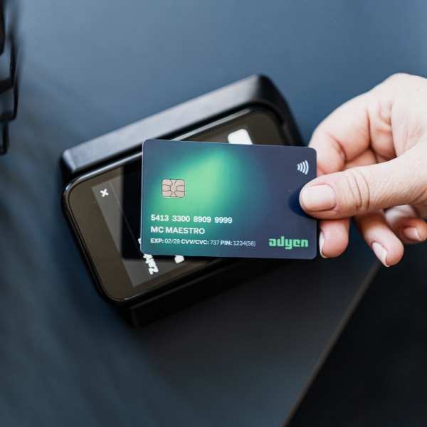 Kontaktlose Kartenzahlung mit SoftTec Payment an der Rezeption