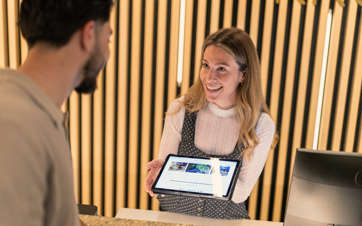 Entspannte Beratung am Empfang mit der SoftTec Cloud Hotelsoftware