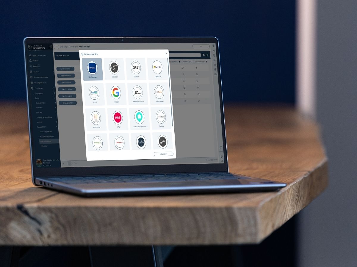 Channelmanager der SoftTec Cloud Hotelsoftware auf einem Notebook, Auswahl der angebundenen Buchungsportale wie Booking.com, Expedia und HRS