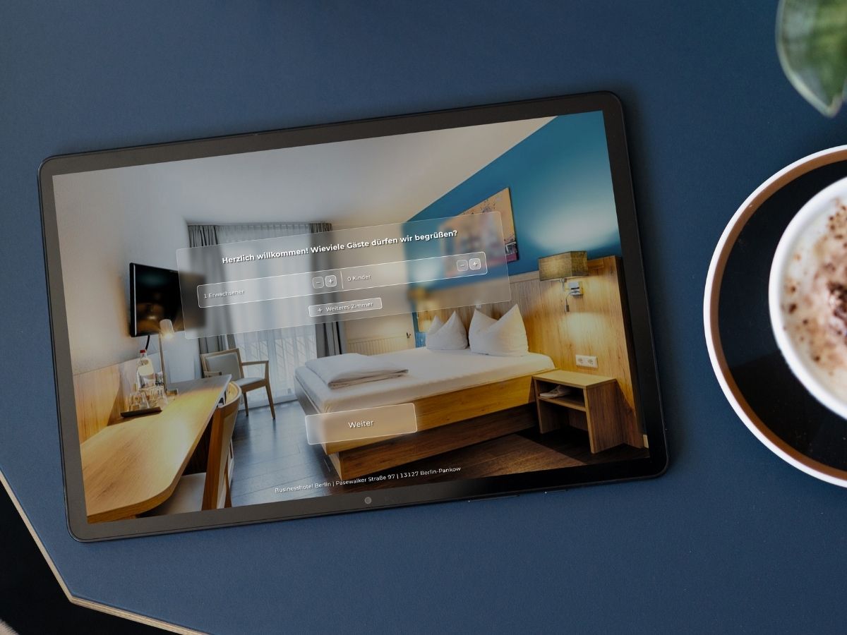Online-Buchungssystem des Businesshotel Berlin auf einem Tablet, Gästeanzahl wird für die Zimmerbuchung gewählt