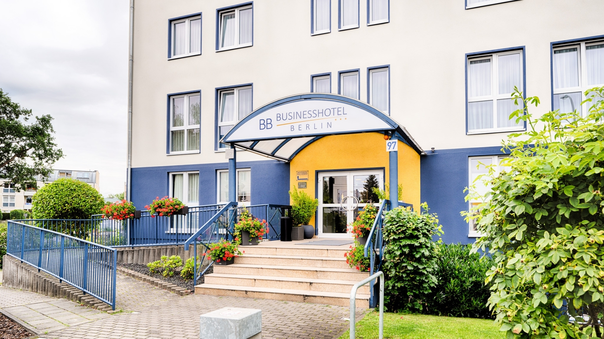 Eingang des Businesshotel Berlin in der Pasewalker Straße mit Vordach und Hotelschild, Cityhotel mit 95 Zimmern in Berlin-Pankow