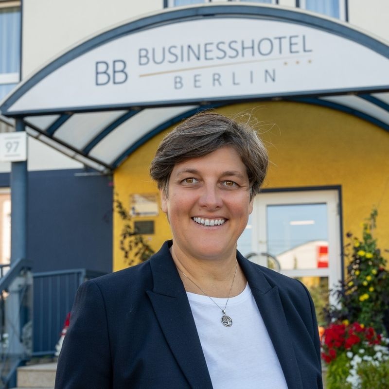 Susanna Nedza, Hoteldirektorin des Businesshotel Berlin, vor dem Hoteleingang